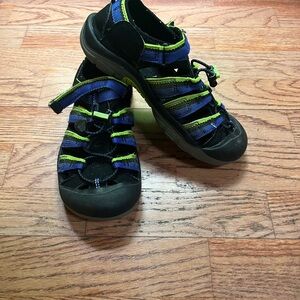 Keen sandals size 4
